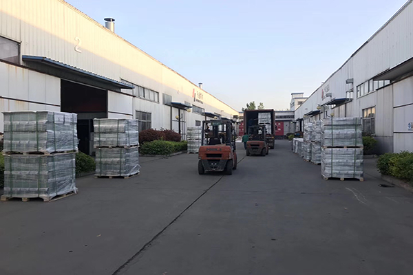 After the customer visited the factory, the first one ordered a brake pad for the container.(图1)